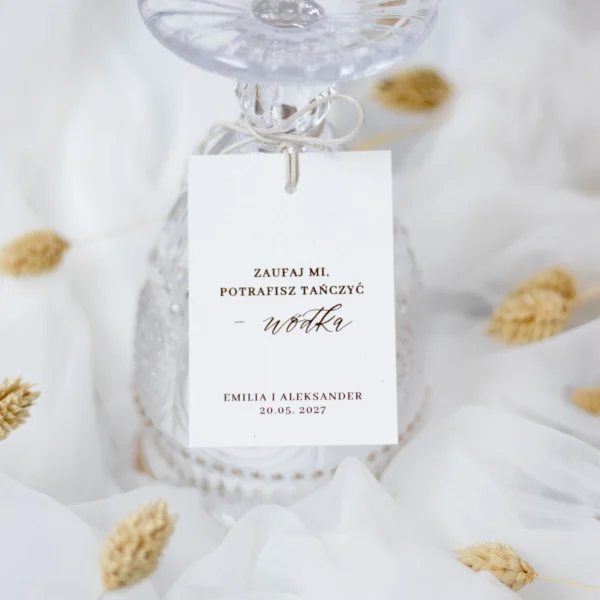 Zawieszka na alkohol z kolekcji Róża w białym odcieniu, ze sznurkiem i napisem 