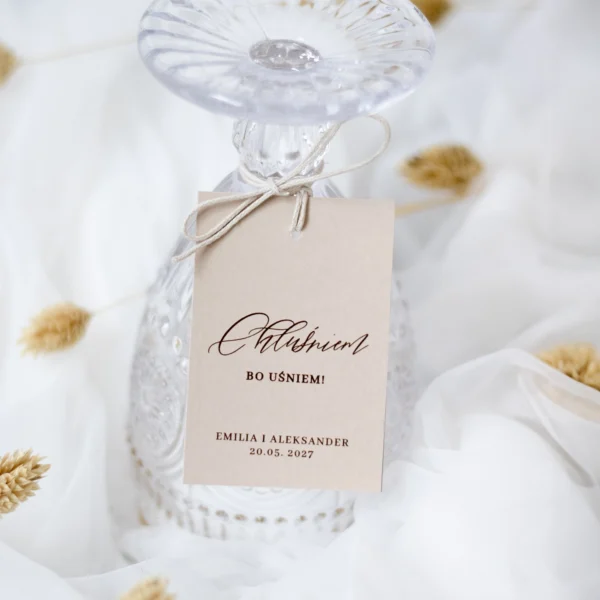 Zawieszka na butelkę w kolorze ciasteczkowym z napisem 