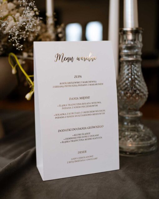 Dwustronne menu weselne stojące z pozłacanymi napisami.