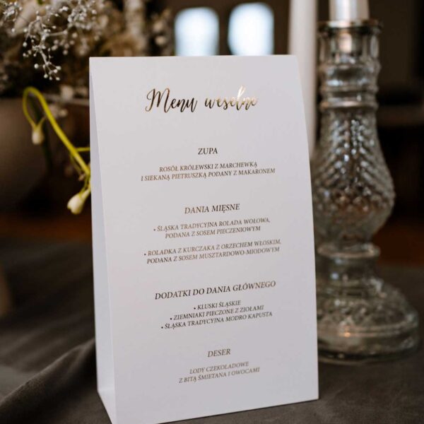 Dwustronne menu weselne stojące z pozłacanymi napisami.