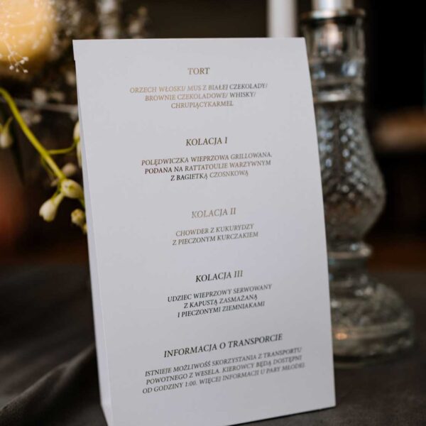 Dwustronne menu weselne stojące z pozłacanymi napisami.