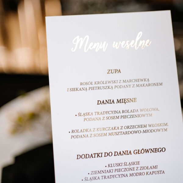 Menu weselne ze pozłacanymi napisami.