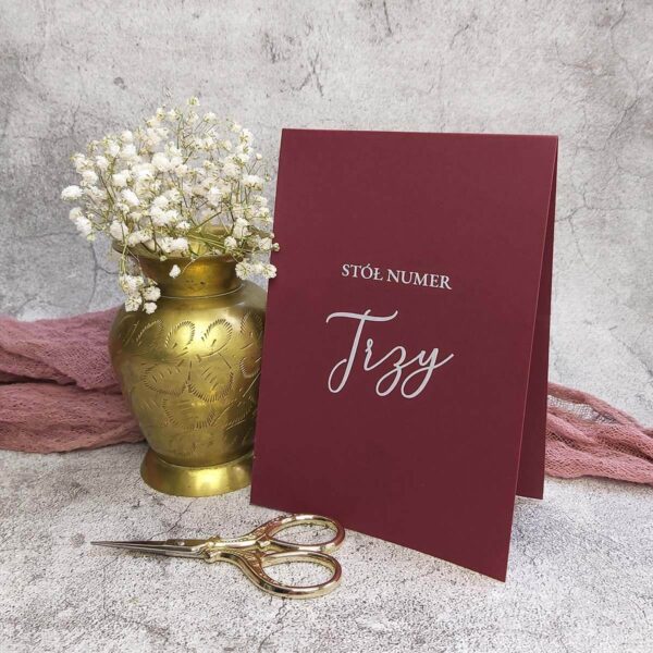 Stojący numer stołu w kolorystyce bordowej z serii Bordo