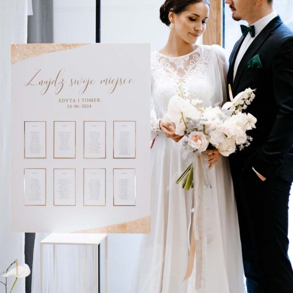 Plan miejsc ze złotymi napisami.