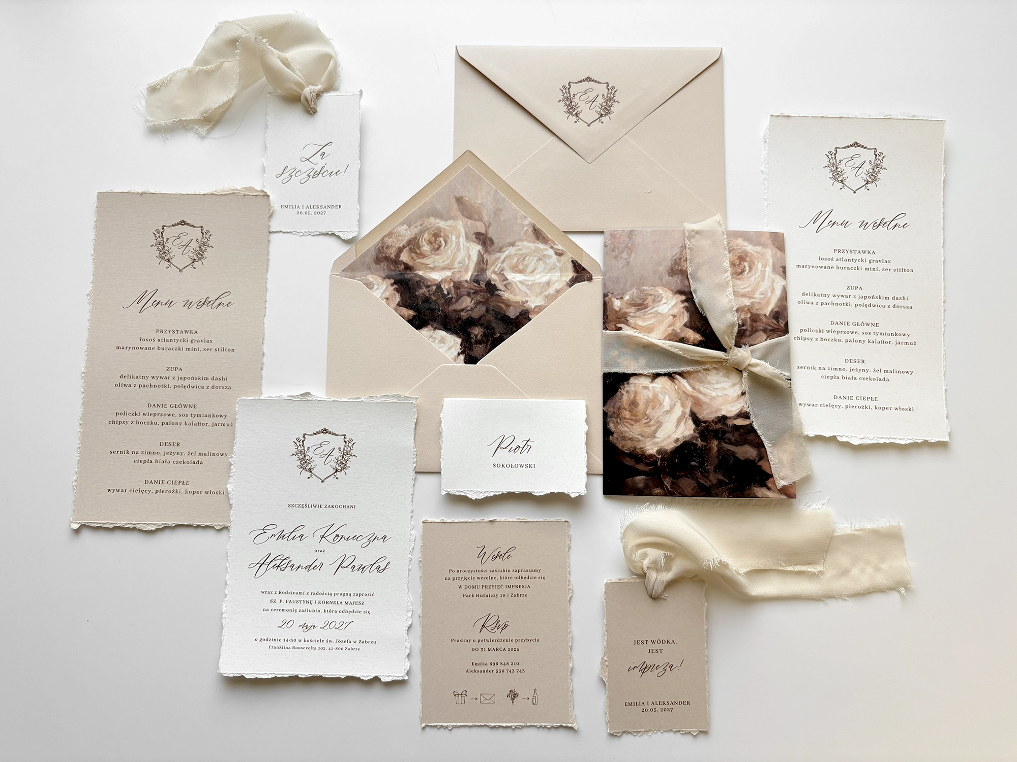 Kompletny zestaw papeterii ślubnej z kolekcji Róża: zaproszenia, menu, RSVP, winietki i zawieszki, ułożone na jasnym tle.