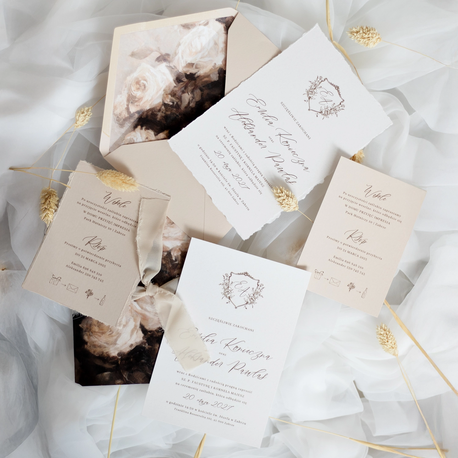 Papeteria z kolekcji Róża – zaproszenia z postrzępionymi brzegami, karty RSVP i koperta z malarskim motywem róż.