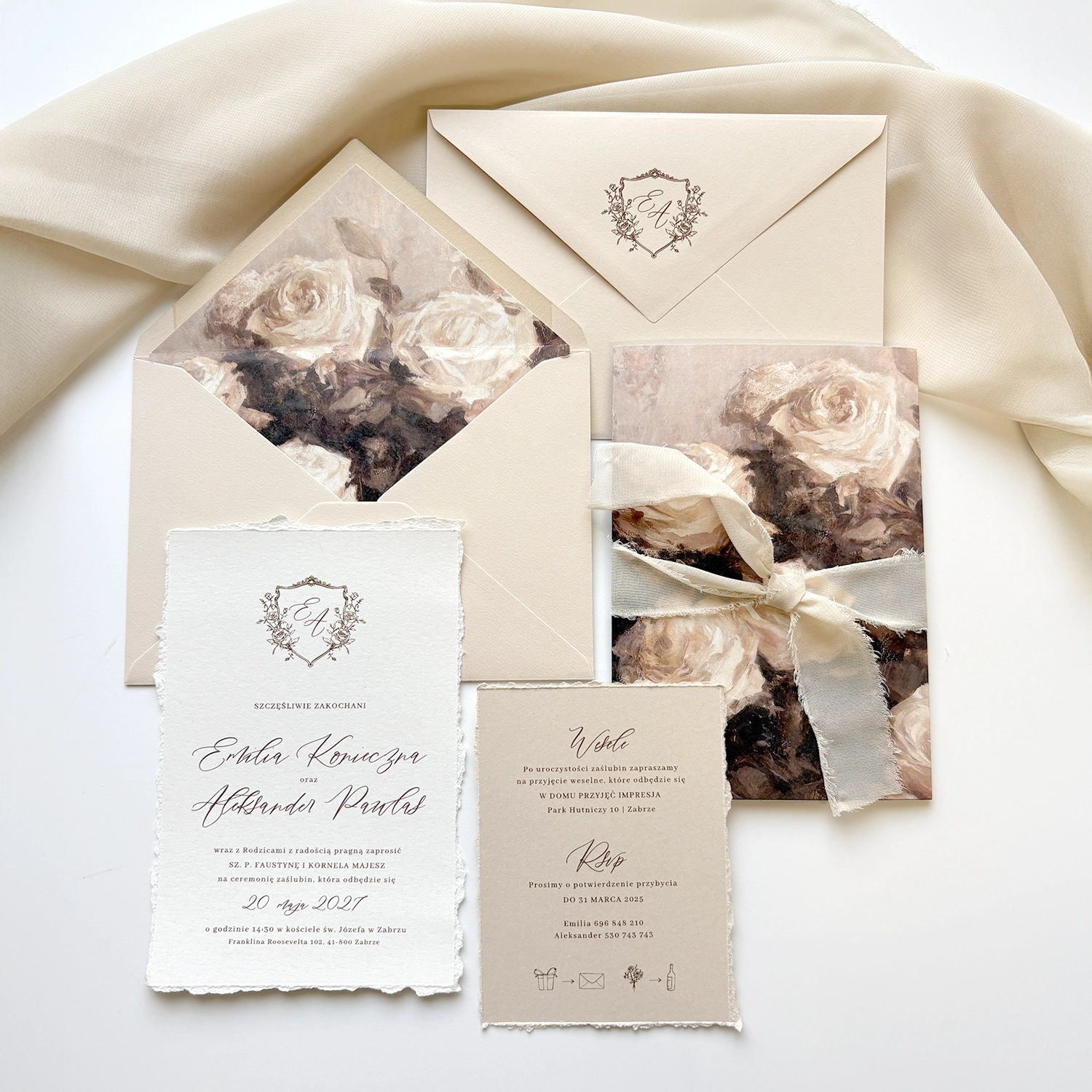 Zaproszenie ślubne, karta RSVP i koperta z malarską wkładką w kwiaty, przewiązane jasną wstążką – elementy kolekcji Róża.