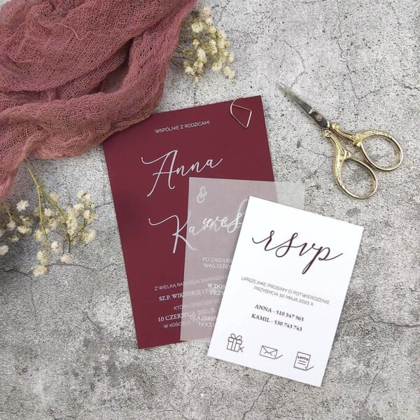 Zaproszenie bordo z ozdobnym spinaczem i kaligraficzną czcionką