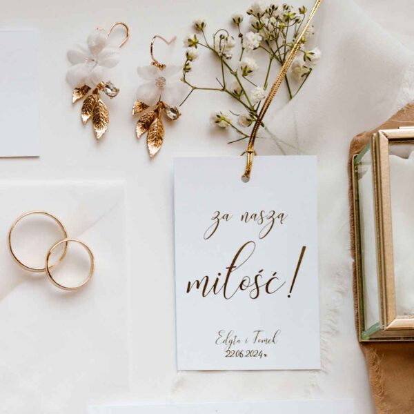 Zawieszka w kolorze białym ze złotym napisem