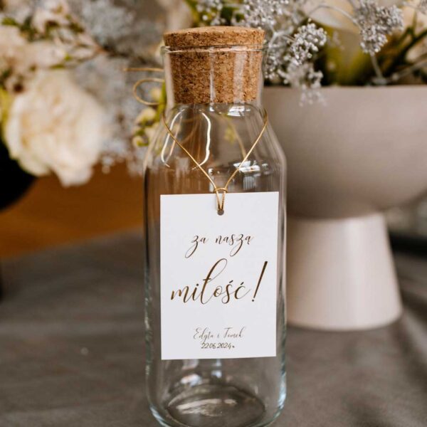 Zawieszka w kolorze białym ze złotym napisem