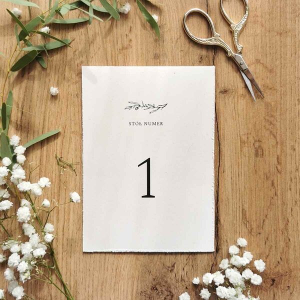 Leżąca karteczka z numerem stołu w stylu vintage