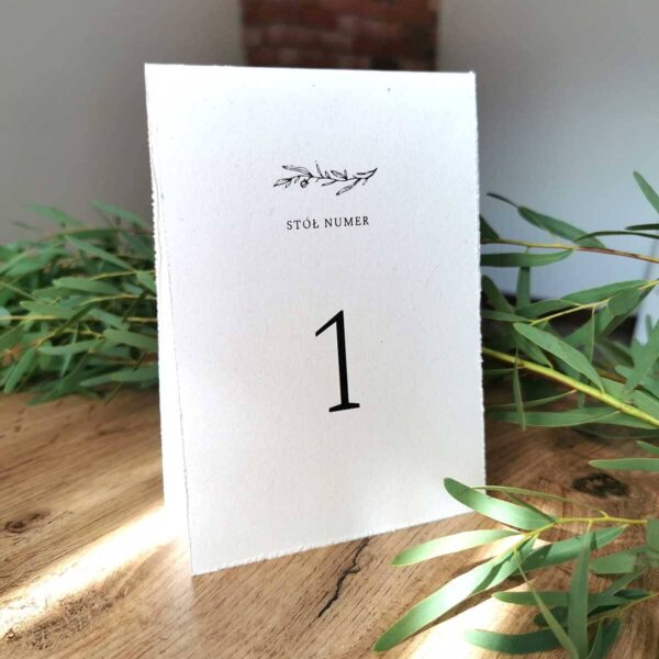 Stojąca vintage karteczka z numerem stolika