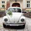 Biała tablica na samochód weselny