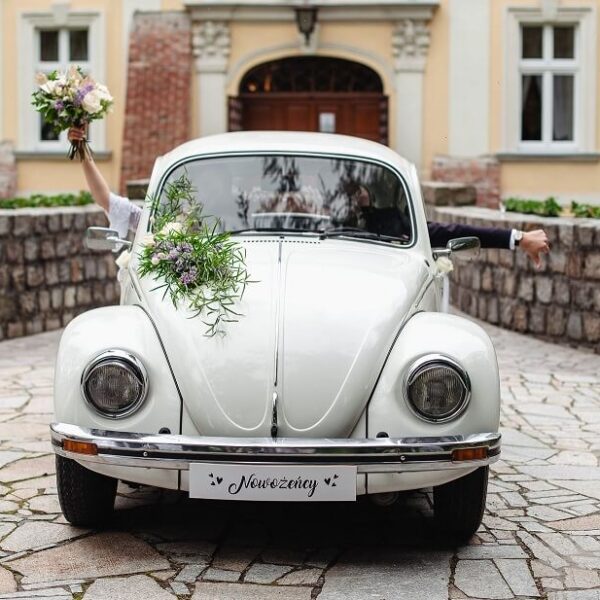 Biała tablica na samochód weselny