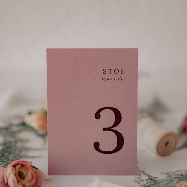 Numery stołów na wesele w kolorze brudny róż