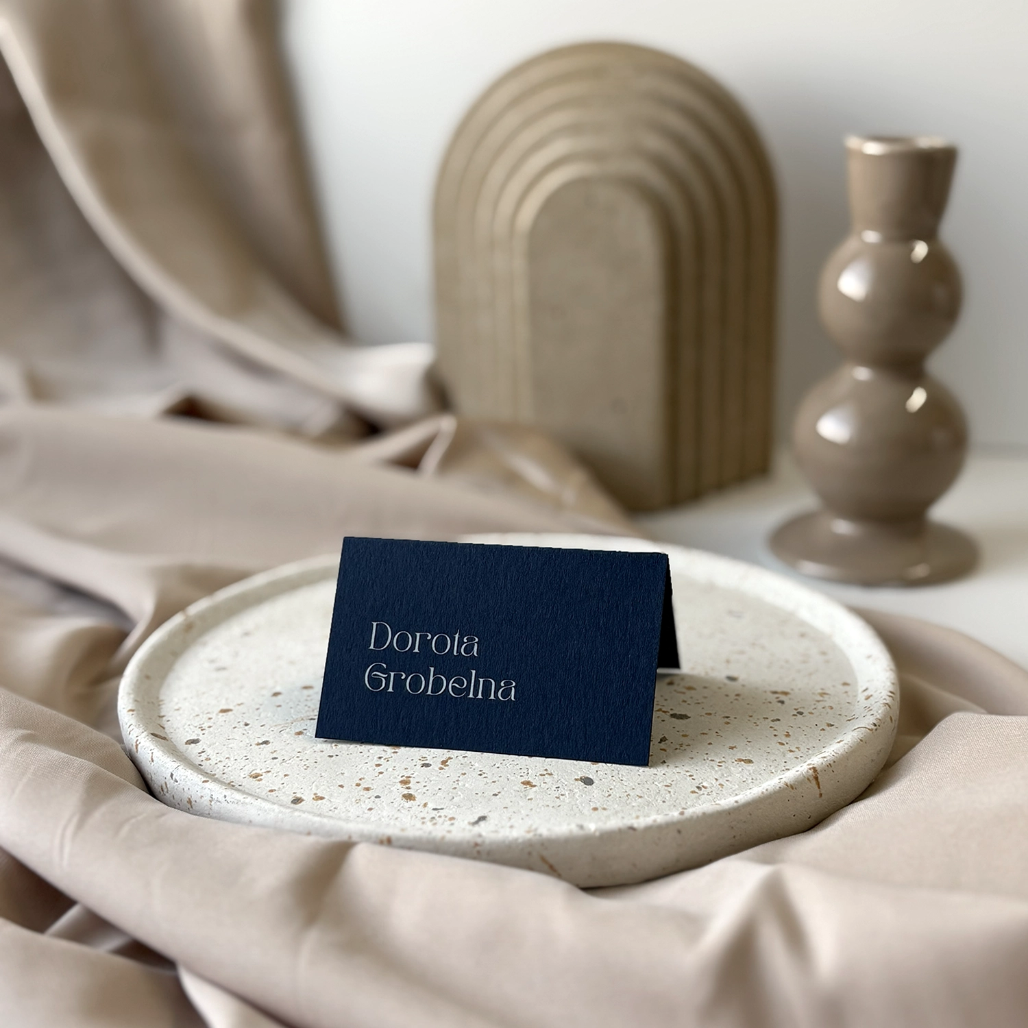 Winietka w stylu Navy Blue na granatowym tle z jasnym tekstem