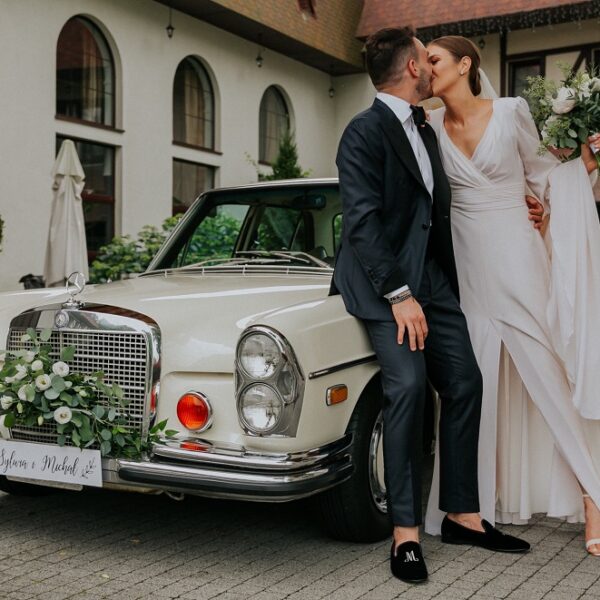 Prosta i delikatna ozdoba, dwie sztuki tablic w zestawie.