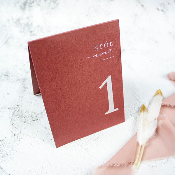 Numer na stół w kolorze ciemnego różu z białym drukiem