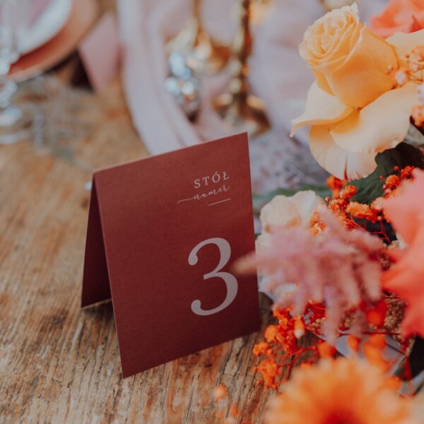 Numery stołów na wesele w kolorze brudny róż