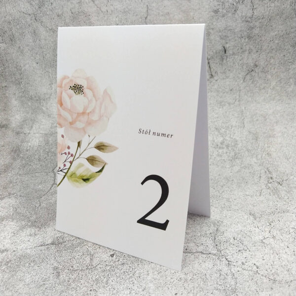 Numer stołu z motywem róży i czarnym drukiem