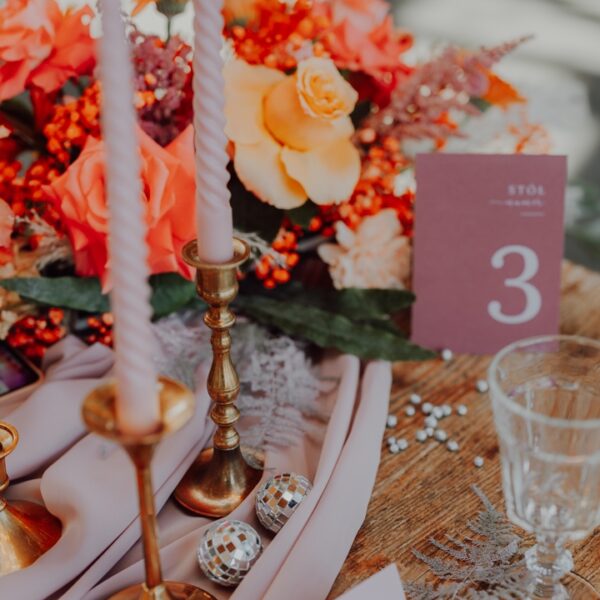 Numery stołów na wesele w kolorze brudny róż