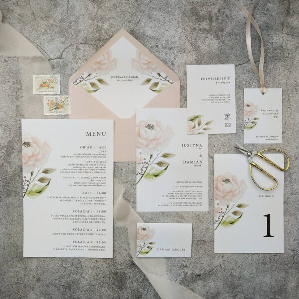 Papeteria ślubna z delikatną różą i jasnym kolorem