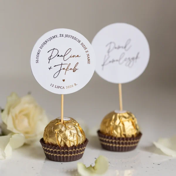 Winietka na patyczku umieszczona w czekoladce Ferrero Rocher, eleganckie podziękowanie dla gości weselnych.