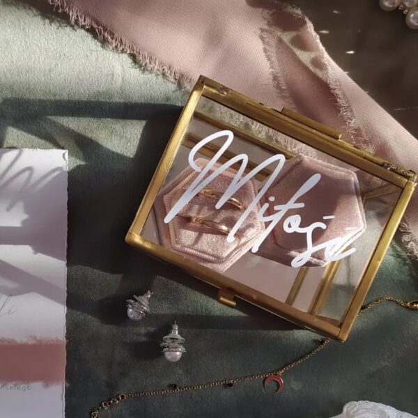 Złote pudełko na obrączki.