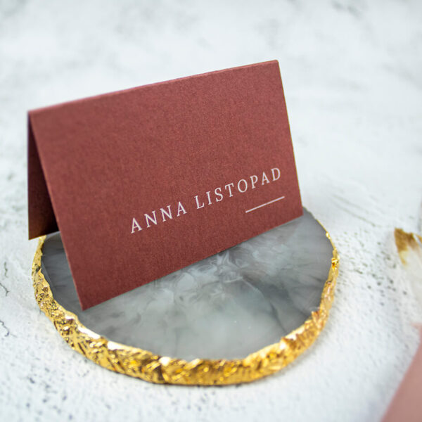 Winietka ślubna z białym drukiem na różowym tle