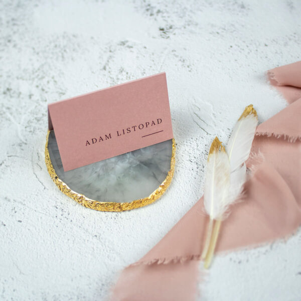 Winietka ślubna w kolorze brudnego różu z czarnym drukiem