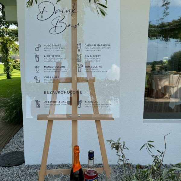 Drink Bar DIY na sztaludze, przeźroczysty ukazany z stołem z palety i drinkami na tle budynku