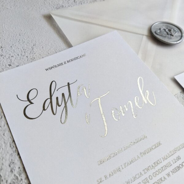 Srebrzone zaproszenie z ozdobną czcionką