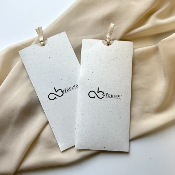 eleganckie etui na voucher podarunkowy AB for Wedding wykonane z grubego papieru w naturalnym odcieniu z satynową wstążką