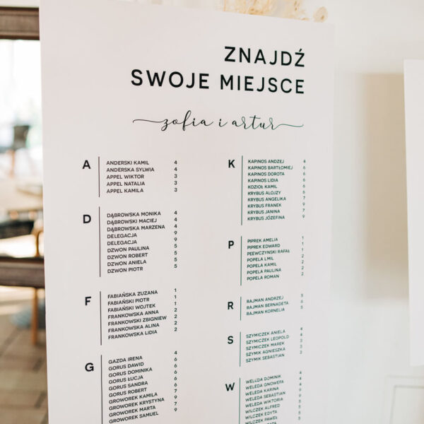 Biały, alfabetyczny plan stołów na wesele