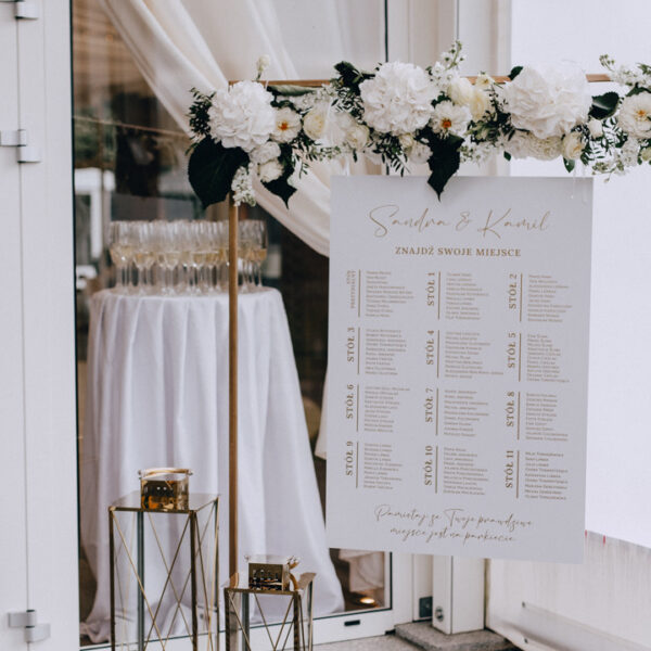 Tablica stołów weselnych na zewnątrz.