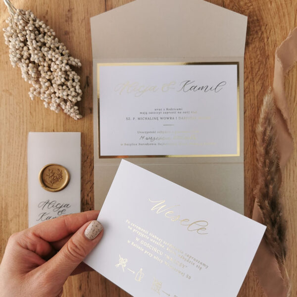 Złota minimalistyczne zaproszenie z podklejką z lakiem.