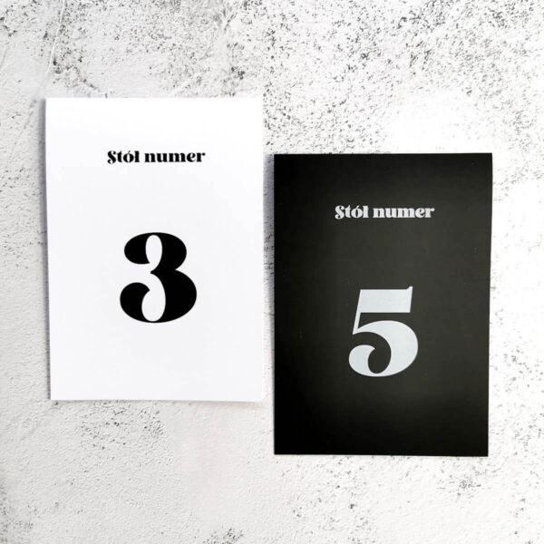 Proste czarno-białe numery stołów