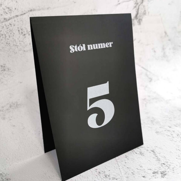 Czarny numer stołu z białym napisem