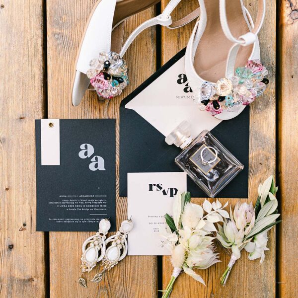 Minimalistyczne zaproszenia na ślub w kolorze białym i czarnym.