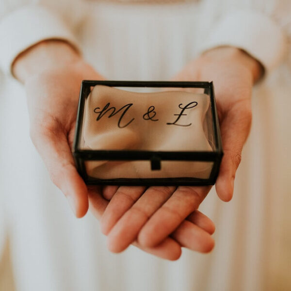 Szklana szkatułka na obrączki z czarnymi brzegami