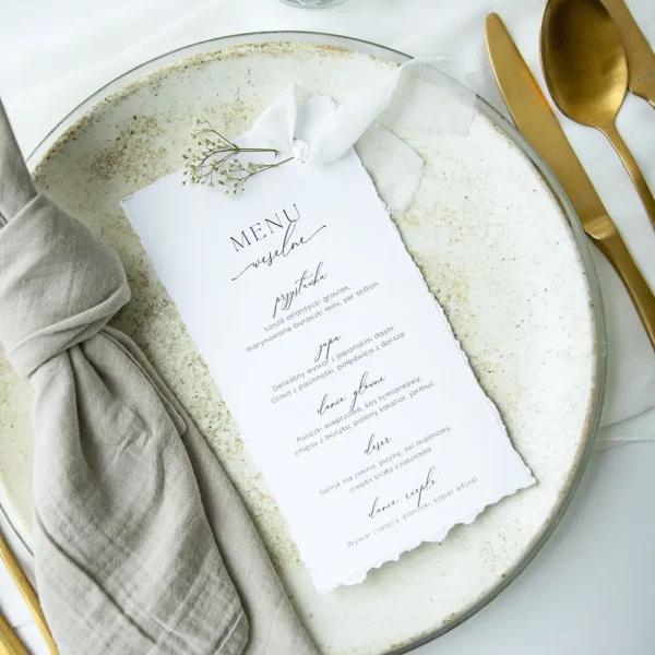 Menu z szarpanymi brzegami ozdobione kwiatkiem