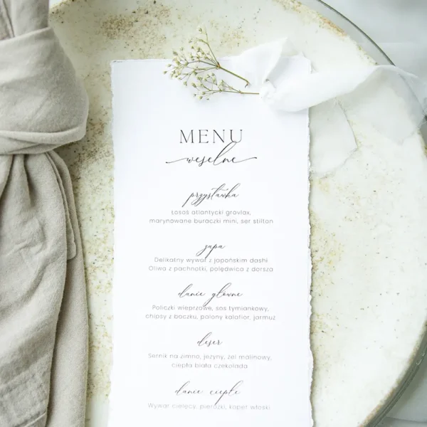 Menu z szarpanymi brzegami, szarpaną wstążką i suszoną gipsówką