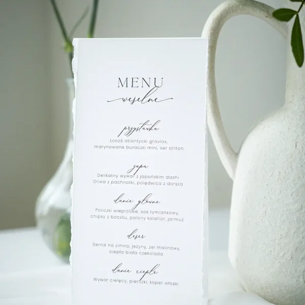 Stojące menu daszek z szarpanymi brzegami w śmietankowym kolorze