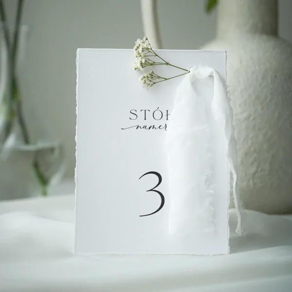 Numer na stół weselny z szarpaną wstążką i suszonym kwiatem gipsówki