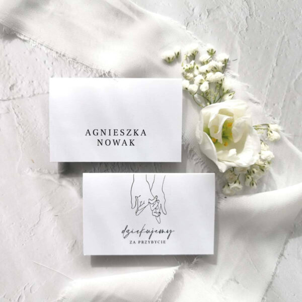 Oryginalne winietki z delikatnym zarysem dłoni i imieniem i nazwiskiem