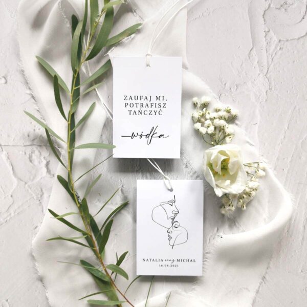 Delikatne zawieszki na alkohol z czarnym tekstem