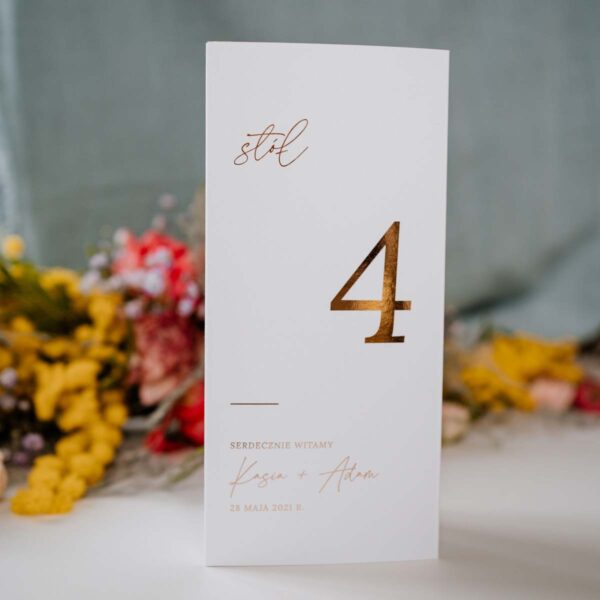 Biało złote numeracje stołów na wesele, menu