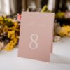 Numery stołów w kolorze pudrowy róż