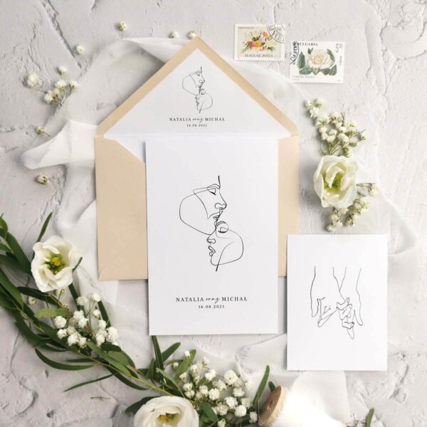 Stylowe zaproszenie po obu stronach na delikatnej kartce, w beżowej kopercie