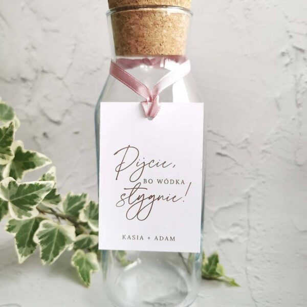 Zawieszka z różową wstążką i eleganckim napisem